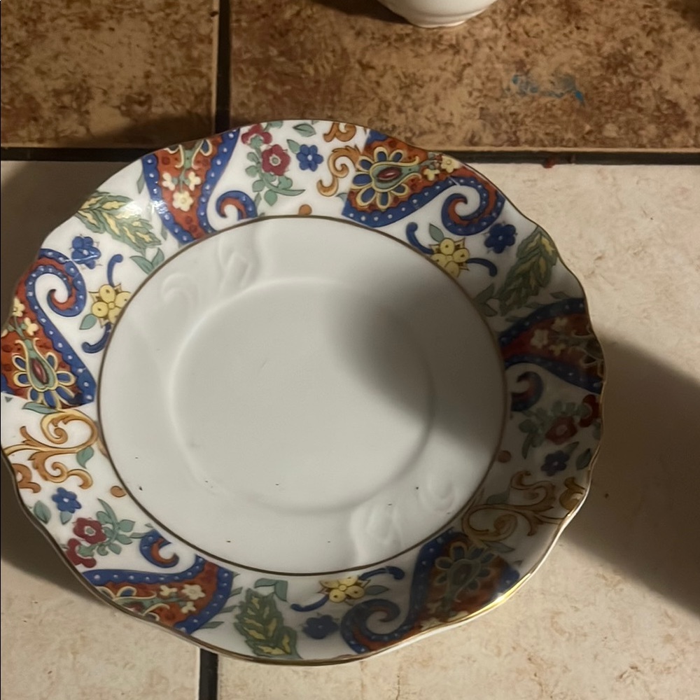 Elegant White and Blue Dinnerware Plate with Scalloped Edge